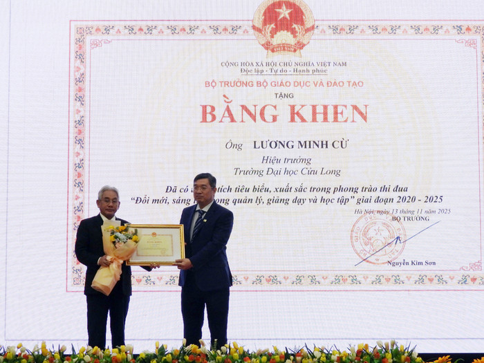 3-ths-le-tong-duc-hoa-ben-phai-chu-tich-hoi-dong-truong-trao-bang-khen-cua-bo-gddt-cho-nha-giao-uu-tu-pho-giao-su-tien-si-luong-minh-cu.jpg