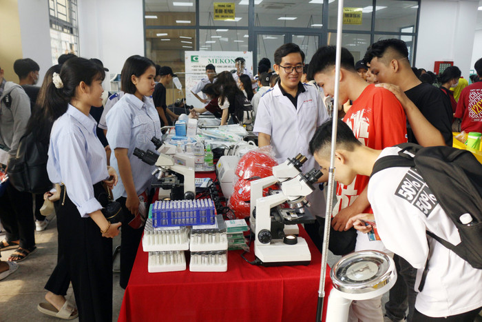 Trường Đại học Cửu Long tổ chức sự kiện tư vấn tuyển sinh và hướng nghiệp cho học sinh các trường trung học phổ thông tại địa bàn. Ảnh: Website nhà trường. 11-hoc-sinh-tham-quan-trai-nghiem-tai-gian-hang-cua-khoa-khoa-hoc-suc-khoe-2048x1365.jpg