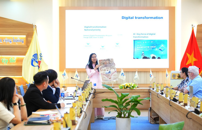 Tiến sĩ Trần Thị Yến Minh mở đầu với báo cáo “AI in the Vietnamese news-rooms: Status, Prospects and Challenges”. Ảnh: Website nhà trường. f5.jpg