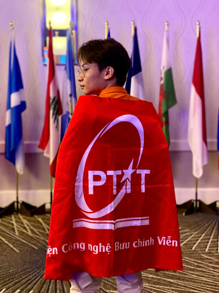 Đỗ Hải Long mang lá cờ in logo Học viện Công nghệ Bưu chính Viễn thông đến Cuộc thi MOSWC 2025. Ảnh: NVCC. 526128176-1315858233881661-3048341569663406812-n.jpg