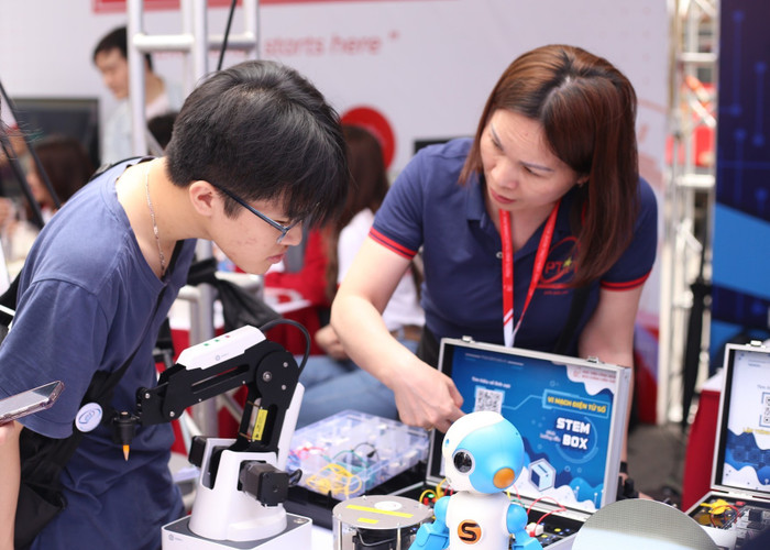 Khu triển lãm của Khoa Kỹ thuật Điện tử 1 trong ngày hội tư vấn tuyển sinh PTIT Open Day 2025. Ảnh: NVCC. 497730521-1270987128365292-6391592315208732045-n.jpg