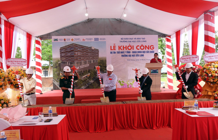 Nghi thức khởi công dự án tòa nhà Khoa học sức khỏe 8 tầng với vốn đầu tư khoảng 150 tỷ đồng. Ảnh: NTCC. 3-nghi-thuc-khoi-cong-du-an-toa-nha-khoa-hoc-suc-khoe-8-tang-voi-von-dau-tu-khoang-150-ty-dong.jpg