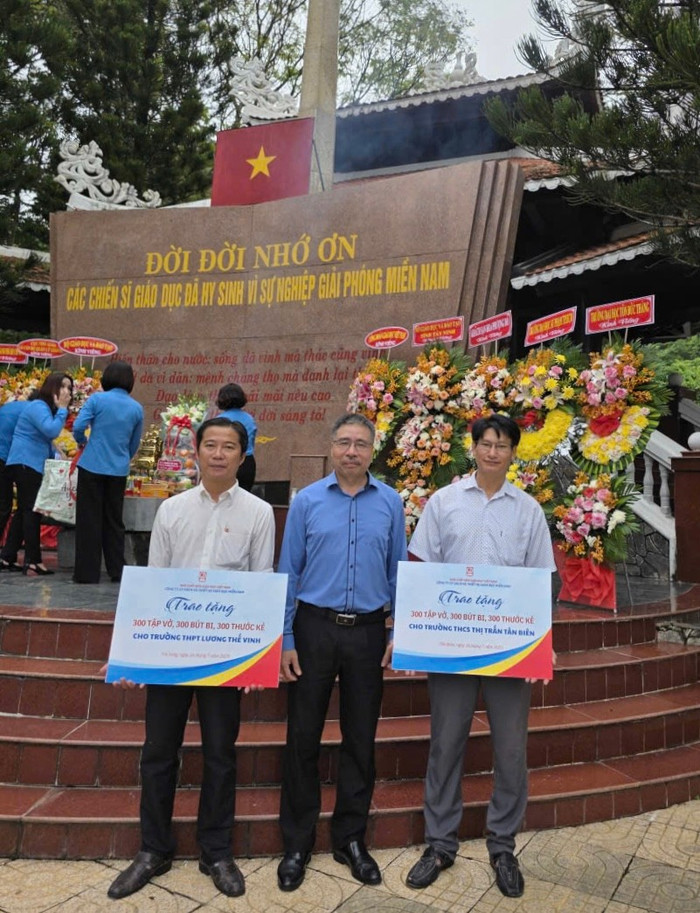 Ông Phạm Cảnh Toàn – Phó Tổng Giám đốc Công ty Cổ phần Sách và Thiết bị Giáo dục Miền Nam – đã trao tặng vở và đồ dùng học tập cho Trường Trung học cơ sở thị trấn Tân Biên và Trường Trung học phổ thông Lương Thế Vinh (tỉnh Tây Ninh). Ảnh: Website Nhà xuất bản Giáo dục Việt Nam. img-d77b20b89775-1.jpg