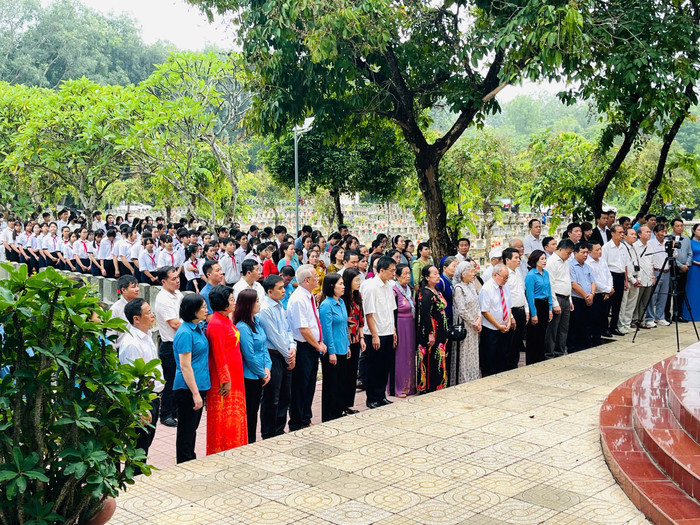 Đoàn đại biểu dâng hương, tưởng niệm các liệt sĩ ngành giáo dục. Ảnh: Website Nhà xuất bản Giáo dục Việt Nam. img-6d6914b939fa-1.jpg
