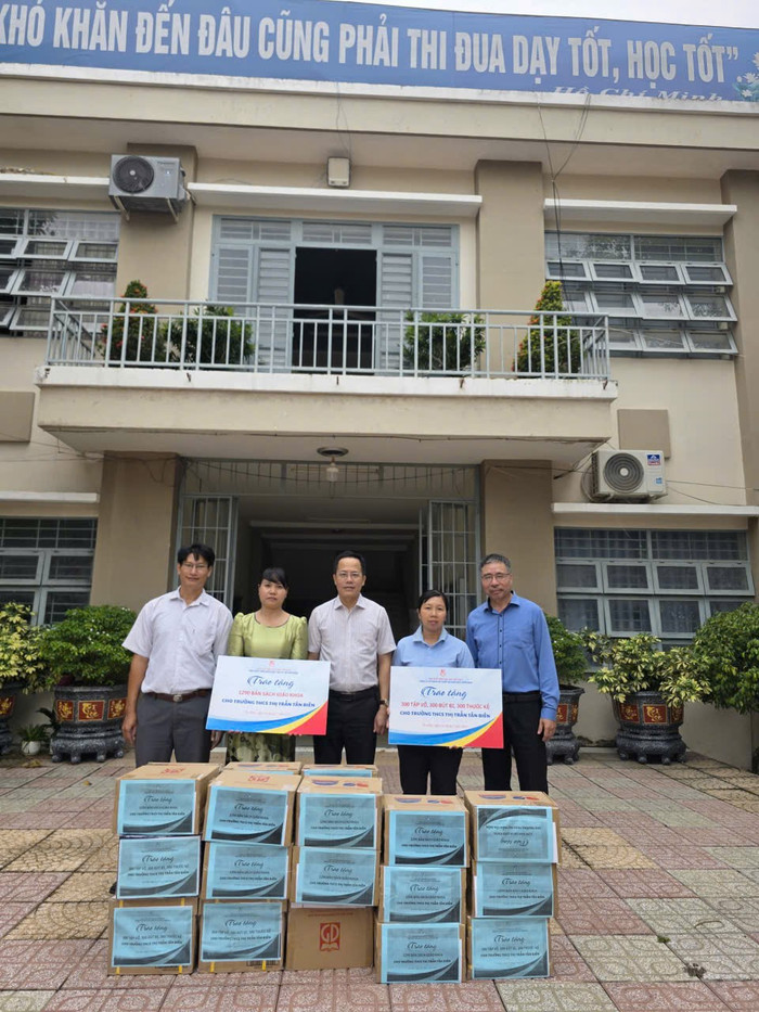 Trong khuôn khổ buổi lễ, đoàn công tác của Nhà xuất bản Giáo dục Việt Nam đã đến thăm và trao tặng quà cho Trường Trung học Cơ sở thị trấn Tân Biên và Trường Trung học phổ thông Lương Thế Vinh. Ảnh: Website Nhà xuất bản Giáo dục Việt Nam. img-00186abd1f12-1.jpg