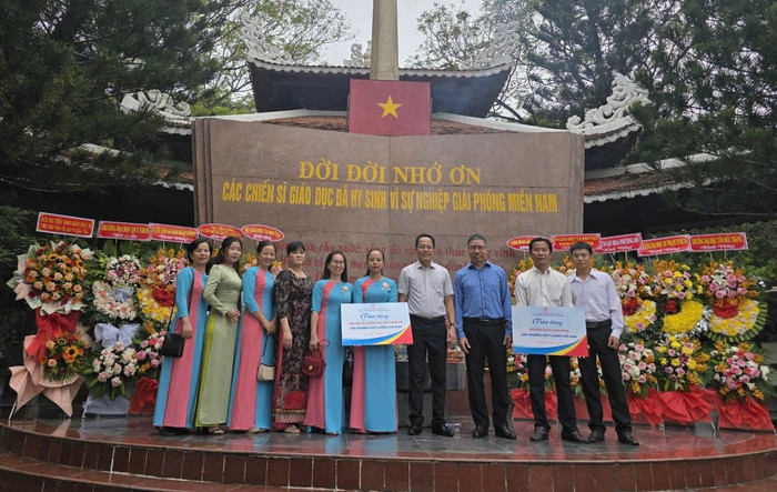 Đoàn công tác của Nhà xuất bản Giáo dục Việt Nam chụp ảnh lưu niệm cùng các thầy cô giáo của Trường Trung học phổ thông Lương Thế Vinh. Ảnh: Website Nhà xuất bản Giáo dục Việt Nam. img-24d739eade7c-1.jpg