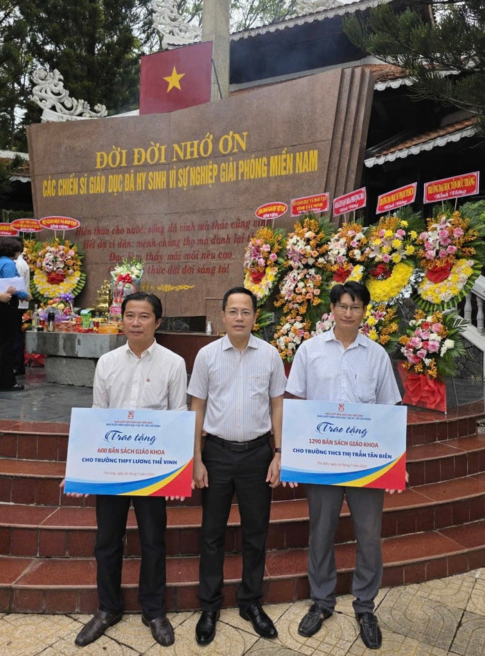 Ông Nguyễn Thành Anh – Giám đốc Nhà xuất bản Giáo dục tại Thành phố Hồ Chí Minh – đã trao tặng sách cho Trường Trung học cơ sở thị trấn Tân Biên và Trường Trung học phổ thông Lương Thế Vinh (tỉnh Tây Ninh). Ảnh: Website Nhà xuất bản Giáo dục Việt Nam. img-23f45ef53e87-1.jpg