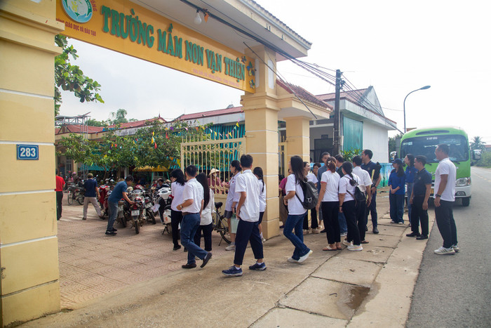 Điểm đến đầu tiên là Trường Mầm non Vạn Thiện (huyện Nông Cống, tỉnh Thanh Hóa). Ảnh: NTCC. 565664189-1354486893356541-9153789750897520225-n.jpg