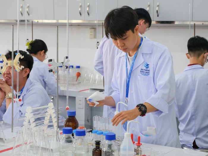 Thí sinh tham gia Olympic Sinh học sinh viên Việt Nam lần IV, năm 2024, tổ chức tại Trường Đại học Khoa học tự nhiên - Đại học Quốc gia Thành phố Hồ Chí Minh. Ảnh: Website nhà trường. 457007454-891741332988069-4863544033915389875-n-4917.jpg