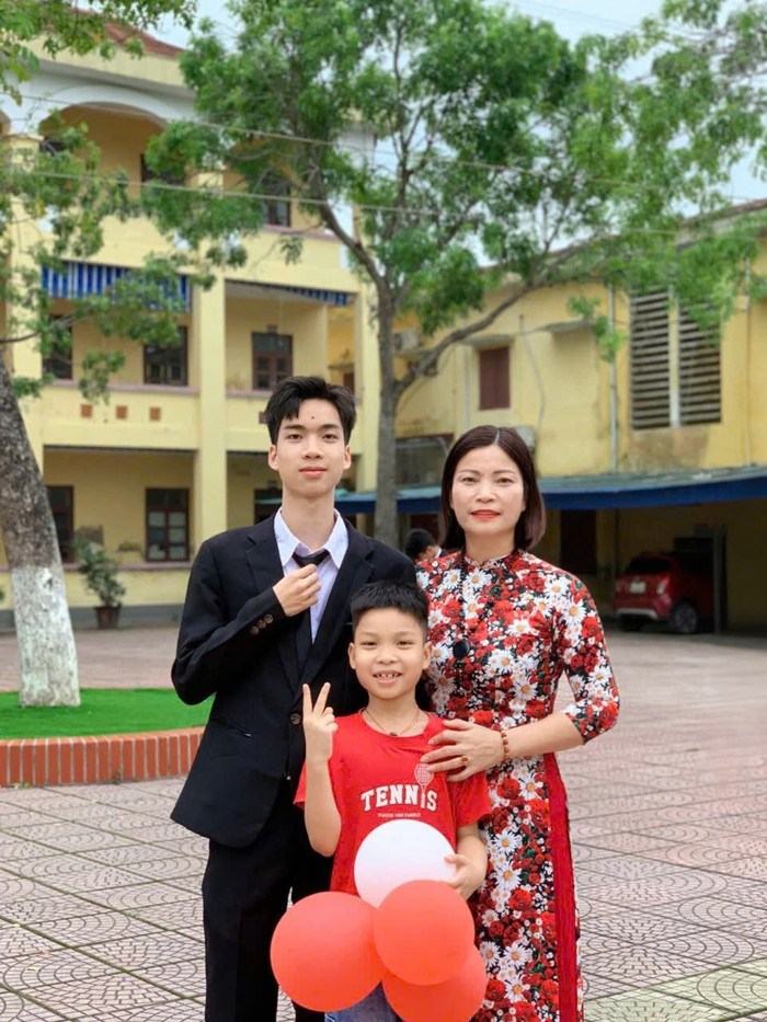 Nguyễn Huy Hoàng cùng mẹ và em trai. Ảnh: NVCC. z6973329538790-1c1016ff1a546cc74fbbbf415e97da5f.jpg