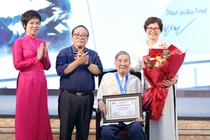 Nhạc sĩ Phạm Tuyên - vị nhạc sĩ tuổi thơ giành giải thưởng "Hiệp sĩ Dế Mèn"