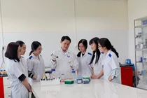 Giảng viên Trường Đại học Nông Lâm Thành phố Hồ Chí Minh hướng dẫn sinh viên trong thao tác sinh học phân tử. Ảnh: Nhà trường từng cung cấp