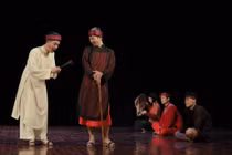 Sinh viên lớp Diễn viên kịch - điện ảnh - truyền hình K30 Trường Đại học Sân khấu - Điện ảnh Hà Nội tập luyện cho vở diễn. Ảnh: website nhà trường