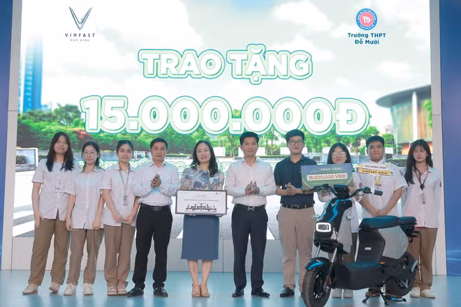 Học sinh Hà Nội thích thú lái thử xe máy điện VinFast, góp phần lan tỏa lối sống xanh
