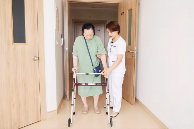 Khám phá robot AI giúp bệnh nhân đi lại sau 3 giờ phẫu thuật thay khớp gối tại Vinmec Hải Phòng