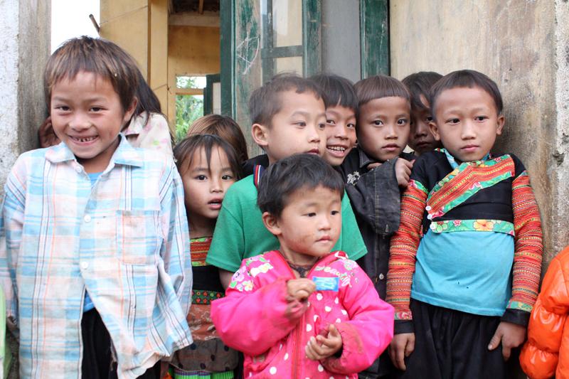 Hay trẻ sinh ra trong một gia đình mà điều kiện kinh tế eo hẹp, không có tiền để cho trẻ một chế độ dinh dưỡng bình thường như có thịt, có trứng, có sữa,..mỗi ngày. Hay trẻ sinh ra trong một gia đình mà điều kiện kinh tế eo hẹp, không có tiền để cho trẻ một chế độ dinh dưỡng bình thường như có thịt, có trứng, có sữa,..mỗi ngày.