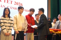 Trường ĐH Tài nguyên và Môi trường Hà Nội trao quà cho SV có hoàn cảnh khó khăn dịp Tết Nguyên đán