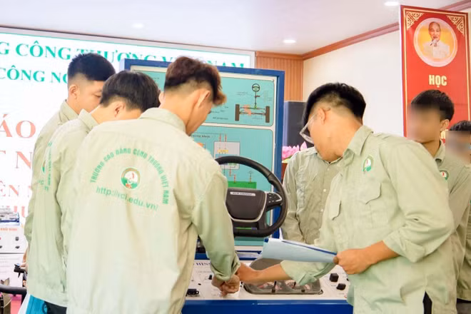 CĐ Công thương Việt Nam nói đào tạo song bằng đều công khai dù web hiển thị "danh mục đang cập nhật"