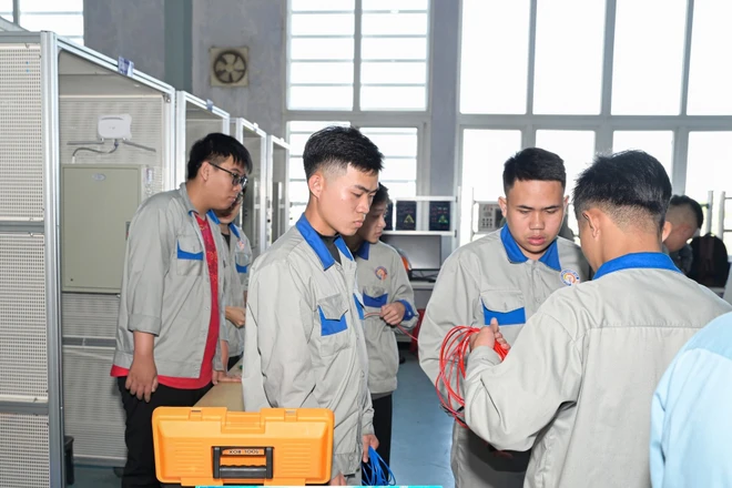 Một giờ giảng bằng tiếng nước ngoài được tính tối đa bằng 2 giờ chuẩn: Mang lại lợi ích kép