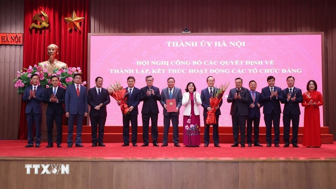 Ủy viên Bộ Chính trị, Bí thư Thành uỷ Hà Nội Bùi Thị Minh Hoài và Ủy viên Trung ương Đảng, Phó Trưởng Ban Tổ chức Trung ương Nguyễn Quang Dương trao Quyết định thành lập Đảng bộ các cơ quan Đảng Thành phố Hà Nội. (Ảnh: Văn Điệp/TTXVN) Ủy viên Bộ Chính trị, Bí thư Thành uỷ Hà Nội Bùi Thị Minh Hoài và Ủy viên Trung ương Đảng, Phó Trưởng Ban Tổ chức Trung ương Nguyễn Quang Dương trao Quyết định thành lập Đảng bộ các cơ quan Đảng Thành phố Hà Nội. (Ảnh: Văn Điệp/TTXVN)