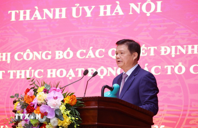 Trưởng ban Tổ chức Thành ủy Hà Nội Vũ Đức Bảo công bố các Quyết định của Ban Thường vụ Thành ủy Hà Nội về thành lập, kết thúc hoạt động các tổ chức đảng. (Ảnh: Văn Điệp/TTXVN) Trưởng ban Tổ chức Thành ủy Hà Nội Vũ Đức Bảo công bố các Quyết định của Ban Thường vụ Thành ủy Hà Nội về thành lập, kết thúc hoạt động các tổ chức đảng. (Ảnh: Văn Điệp/TTXVN)
