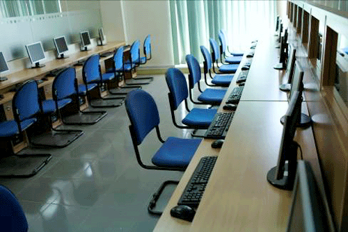 Mỗi sinh viên đều được trang bị máy tính Mỗi sinh viên đều được trang bị máy tính