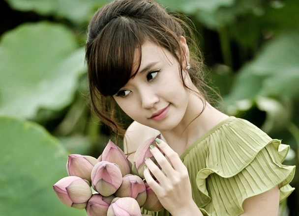 Người đẹp nào "e lệ" nhất bên hoa sen? 