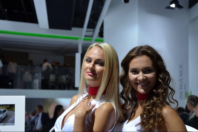 Dàn người đẹp khoe sắc tại Paris Motor Show 2012 (P2)
