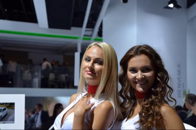 Dàn người đẹp khoe sắc tại Paris Motor Show 2012 (P2)