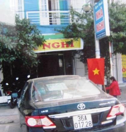 Miễn nhiệm Chủ tịch xã vào nhà nghỉ với thủ quỹ, bỏ cả ôtô để trốn