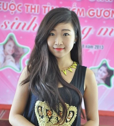 Nữ sinh trong mơ 2013 say sưa hát, múa trước giờ trao giải