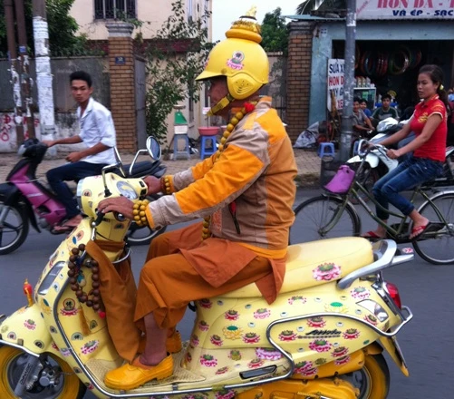 Sư già diện "thời trang độc" dạo phố