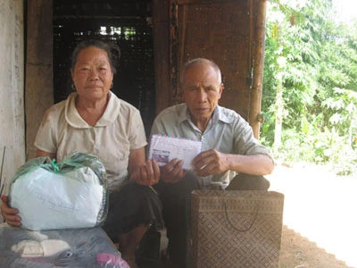 Niềm vui đến với chú bé mồ côi trên thảo nguyên