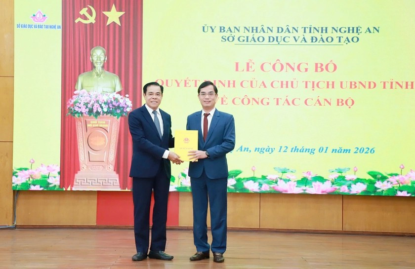 Tiến sĩ Nguyễn Văn Khoa nhận quyết định Gi&aacute;m đốc Sở GD&ĐT Nghệ An