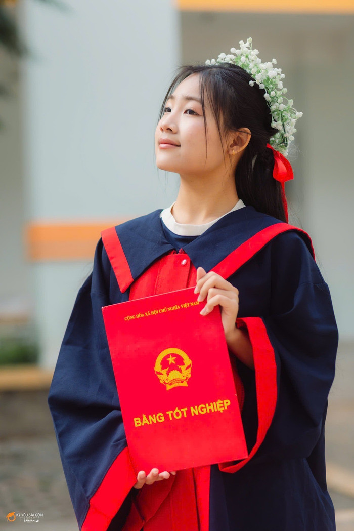 Em Lữ Trần Quỳnh Lan, một trong hai thủ khoa của kỳ thi tuyển sinh vào lớp 10 năm 2025 ở Thành phố Hồ Chí Minh (ảnh: CTV) thukhoalants10.jpg