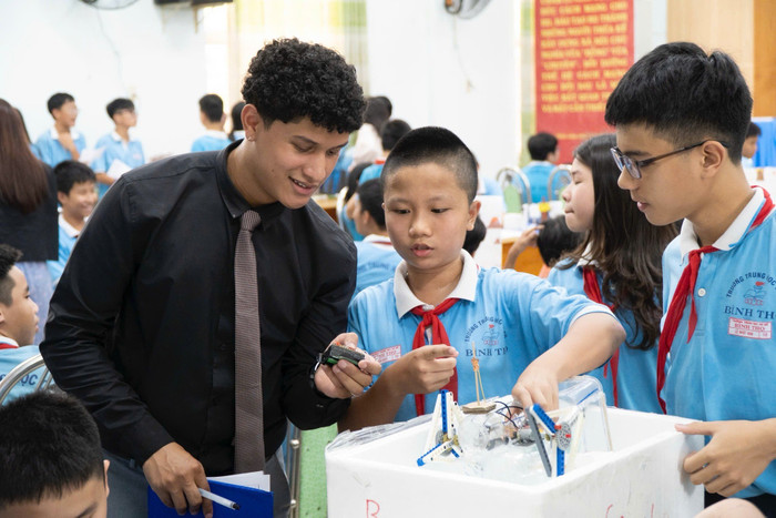 Học tiếng Anh tích hợp, học sinh sẽ được trải nghiệm nhiều hoạt động STEM. Ảnh: EMG Education. emgtatichhop.jpg