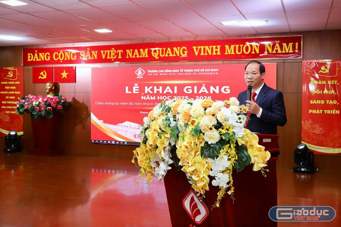 Thạc sĩ Trần Văn Tú - Hiệu trưởng Trường Cao đẳnh Kinh tế Thành phố Hồ Chí Minh phát biểu tại lễ khai giảng năm học mới. Ảnh: CTV. gdvn-caodangkte.jpg