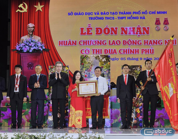 Chủ tịch Hội đồng Nhân dân Thành phố Hồ Chí Minh trao Huân chương Lao động Hạng Nhì cho Trường trung học cơ sở, trung học phổ thông Hồng Hà. Ảnh: V.D gdvn-cohongha.jpg