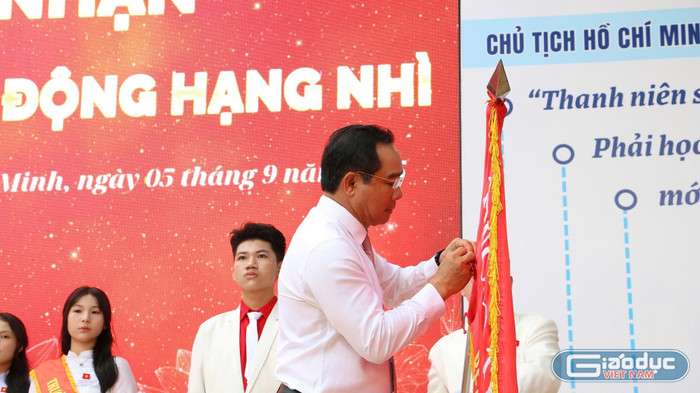 Chủ tịch Ủy ban Nhân dân Thành phố Hồ Chí Minh Nguyễn Văn Được trao Huân chương Lao động Hạng Nhì cho Trường turng học phổ thông Trần Phú. Ảnh: V.D gdvn-cotranphu.jpg