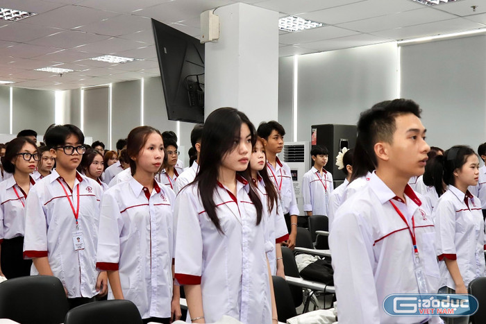 Học sinh Trường Cao đẳng Kinh tế Thành phố Hồ Chí Minh tham dự lễ khai giảng sáng ngày 5/9. Ảnh: CTV. gdvn-caodangkteb.jpg