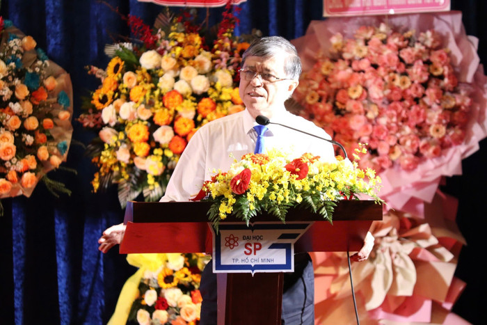 Giám đốc Sở Giáo dục và Đào tạo Thành phố Hồ Chí Minh phát biểu tại hội nghị. Ảnh: Hoàng Quỳnh. onghieuhssv.jpg