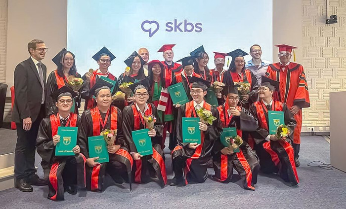 Sinh viên chương trình đào tạo y Việt - Đức của Trường Đại học Y khoa Phạm Ngọc Thạch trong lễ tốt nghiệp tại Đức. Ảnh: PNTU. daotaoykhoavietducykhoapnt.jpg