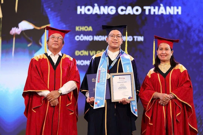 Các Tân khoa nhận bằng tốt nghiệp tại buổi lễ Ảnh: HSU. hoangquocvietnam2025c.jpg