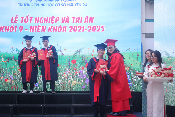 Cô Nguyễn Đoan Trang trao bằng tốt nghiệp lớp 9 cho học sinh của trường (ảnh: V.D) img-1514.jpg