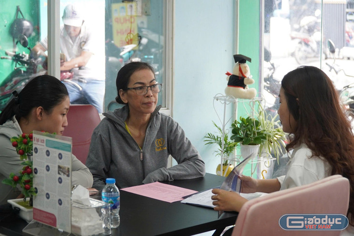 Phụ huynh đến tư vấn tuyển sinh tại Trường trung cấp Việt Giao Ảnh minh họa: V.D gdvn-phdentuvantsvietgiao.jpg