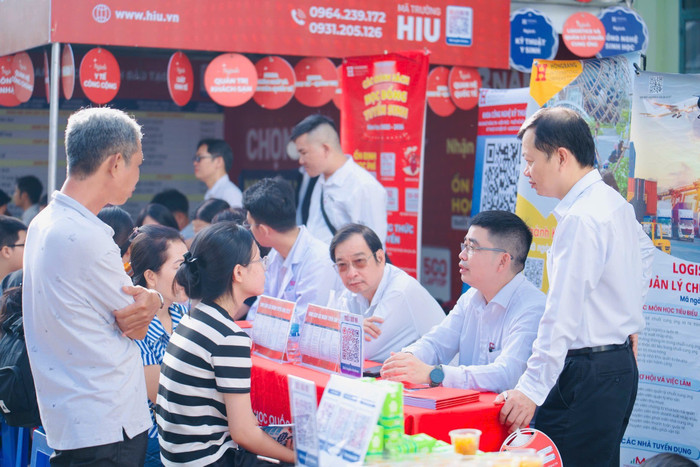 Gian hàng tư vấn tuyển sinh của Trường Đại học Quốc tế Hồng Bàng thu hút phụ huynh, thí sinh đến nghe tư vấn Ảnh: HIU. hiutuvants.jpg