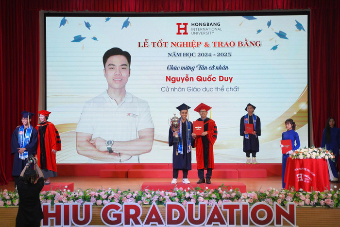 Tân cử nhân mang theo cup trong buổi lễ nhận bằng tốt nghiệp Ảnh: HIU. sinh-vien-mang-theo-cup-len-nhan-bang-tot-nghiep.jpg