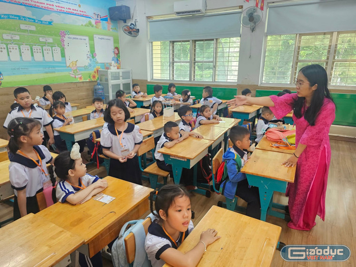 Cô giáo chủ nhiệm lớp 1/9 Trường tiểu học Nguyễn Bỉnh Khiêm đang sinh hoạt với học sinh trong ngày tựu trường. Ảnh: V.D gdvn-nbkhiemtuutruongb.jpg