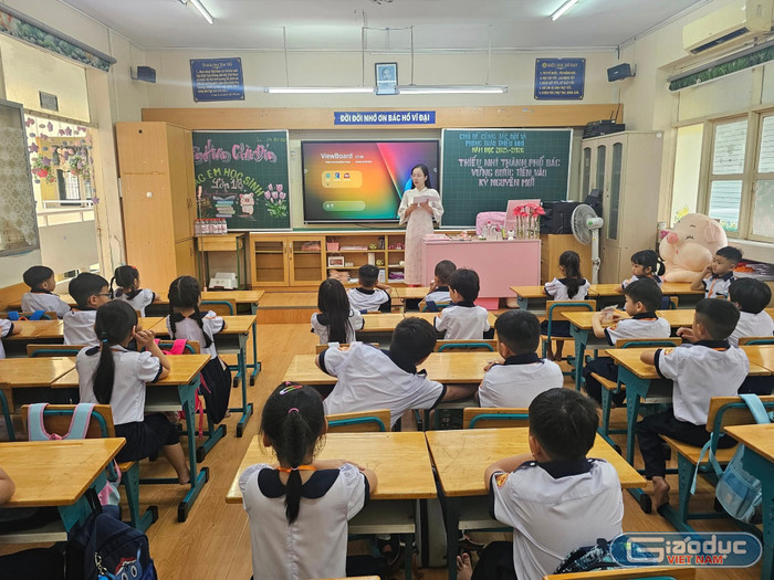 Học sinh lớp 1/8 Trường tiểu học Nguyễn Bỉnh Khiêm đang nghe cô chủ nhiệm hướng dẫn vị trí ngồi trong lớp. Ảnh: V.D gdvn-nbkhiemtuutruong.jpg