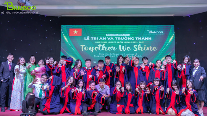 Học sinh lớp 12 của Bamboo School tại Lễ tri ân trưởng thành. Ảnh: Trường Tre Việt. 510982772-1180182770813129-313424684709474157-n.jpg